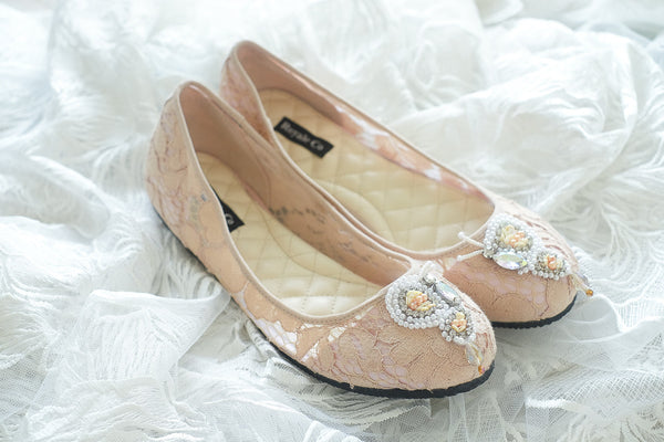 LACE POINTED FLAT SHOES WITH BUTTERFLY BEADED PEARLS - NUDE