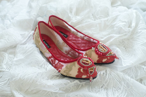 LACE POINTED FLAT SHOES WITH BUTTERFLY BEADED PEARLS - RED GOLD